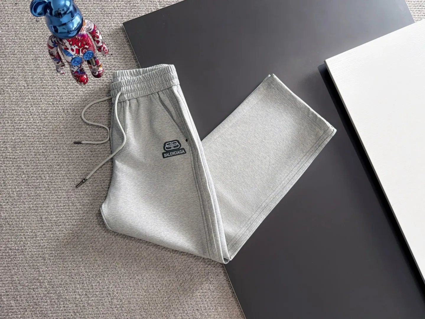 The next day we shipped the P195 Balenciaga High Quality New Arrival Elastic Casual Pants Fall/Winter 2026. The custom-made fabric at the counter has a high degree of comfort, impeccable details, and the design concept of the brand elements reflects high quality. The hand feels delicate and soft! Casual cuts and awesome upper body! Sizes: S-3XL